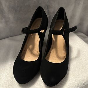 Women’s black strapped heel size 7.5